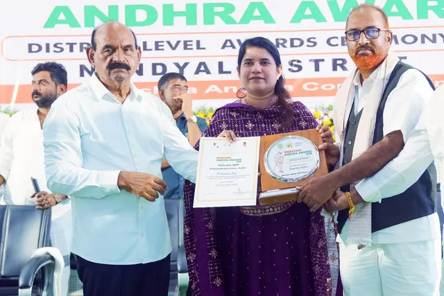 మంత్రి చేతుల మీదుగా సామాజిక కార్యకర్తకు స్వచ్ఛ ఆంధ్ర అవార్డు
