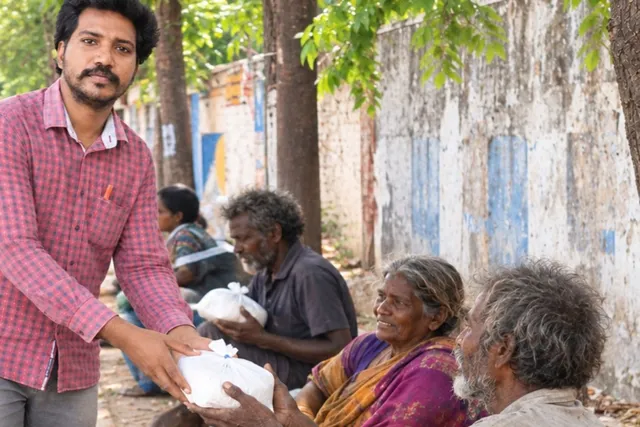 నిరుపేదలకు ఆహార పొట్లాలు పంపిణీ