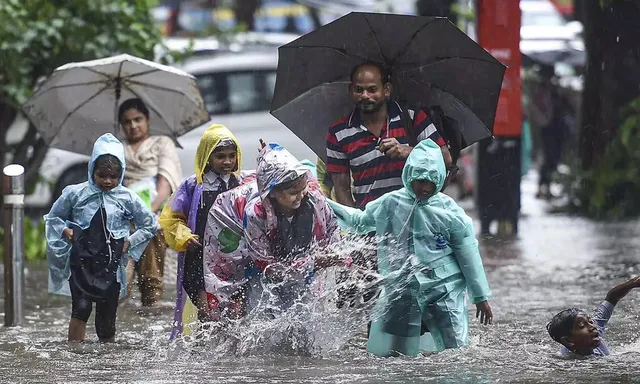 భారీ వర్షాలు.. ఈ జిల్లాలో రెండు రోజులు స్కూళ్లకు సెలవు