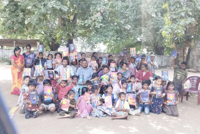 లంకపల్లి పాఠశాలలో నోట్ బుక్స్, పెన్నులు పంపిణీ