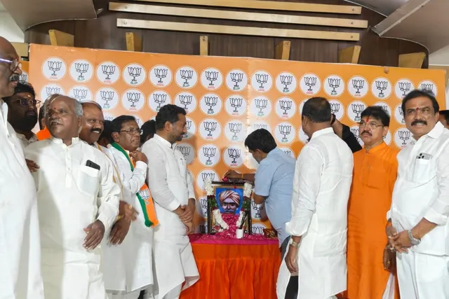 కొమురం భీం చిత్రపటానికి ఎమ్మెల్యే పాల్వాయి హరీష్ బాబు నివాళులు కొమురం భీం చిత్రపటానికి ఎమ్మెల్యే పాల్వాయి హరీష్ బాబు నివాళులు