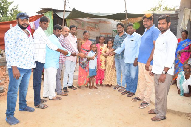 మిత్రుడి కుటుంబానికి ఆర్ధిక సహాయం