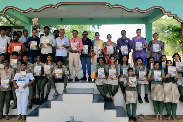 జిల్లా పరిషత్ పాఠశాలలో గణిత దీప్తి పుస్తకాల పంపిణీ