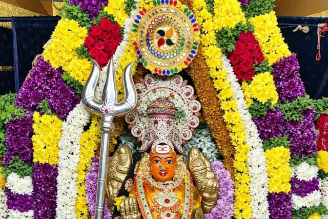 పార్వతీ దేవి అలంకారంలో వాసవీ అమ్మవారి దర్శనం పార్వతీ దేవి అలంకారంలో వాసవీ అమ్మవారి దర్శనం