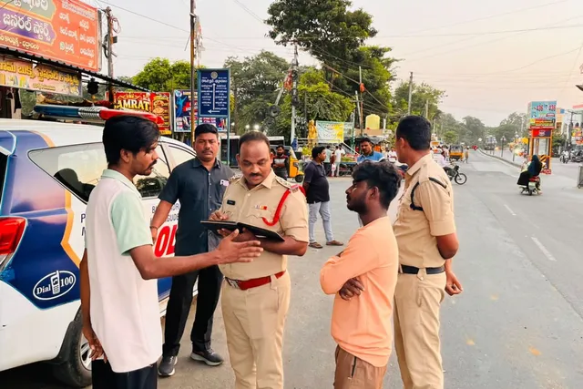 భద్రాచలంలో సీఐ రాజు ఆధ్వర్యంలో వాహన తనిఖీలు భద్రాచలంలో సీఐ రాజు ఆధ్వర్యంలో వాహన తనిఖీలు