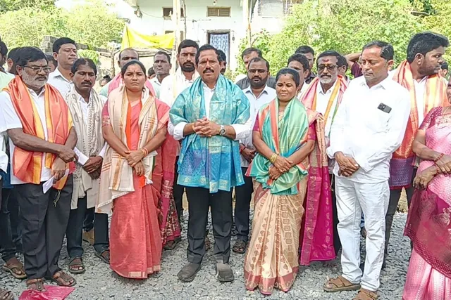 మహబూబాబాద్లో సీసీ రోడ్డు పనులకు శంకుస్థాపన మహబూబాబాద్లో సీసీ రోడ్డు పనులకు శంకుస్థాపన