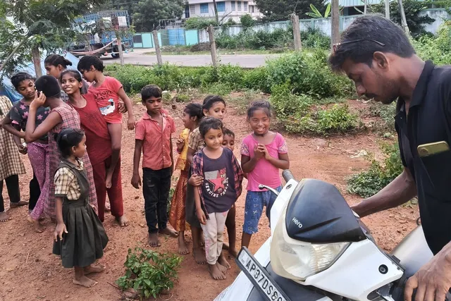 చింతలపూడిలో 30మంది యాచకులకు భోజనాలు పంపిణీ చింతలపూడిలో 30మంది యాచకులకు భోజనాలు పంపిణీ