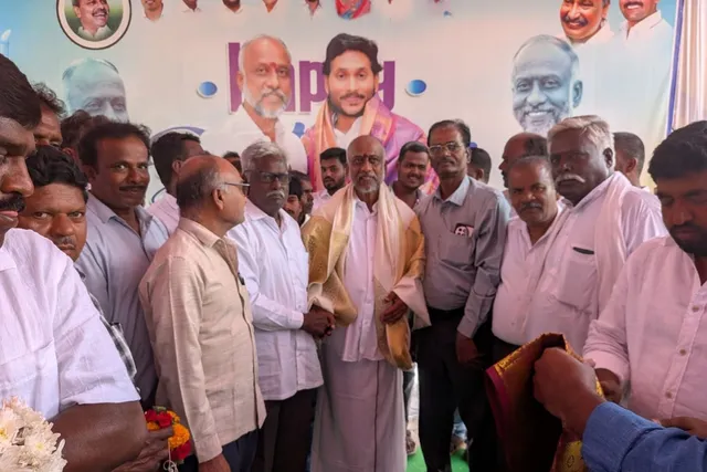 జిల్లా పరిషత్ మాజీ చైర్మన్‌ను కలిసిన పలమనేరు వైసీపీ నాయకులు