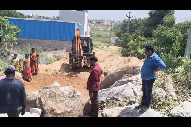 నిధుల కొరతతో రోడ్ల నిర్మాణం: కాలనీవాసుల ఆత్మగౌరవ పోరాటం