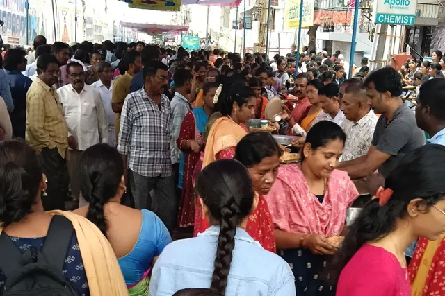 కడపలో భారీ వినాయక నిమజ్జనం: అన్నదానం, పూల వర్షంతో భక్తుల ఆనందం