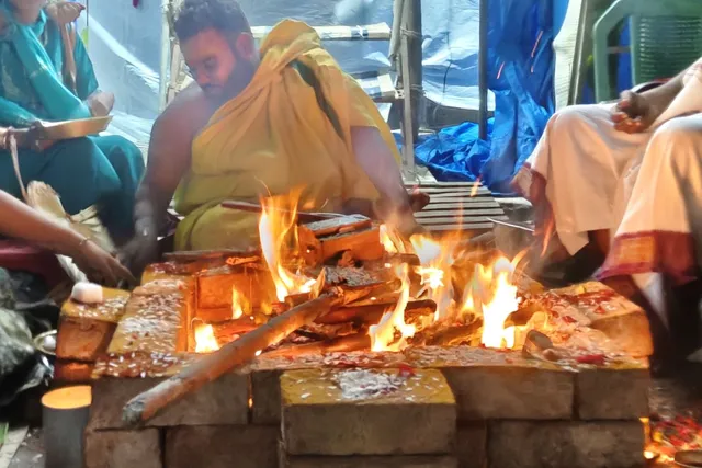 లక్ష్మీ గణపతి హోమంలో భక్తిశ్రద్ధలతో పాల్గొన్న దంపతులు