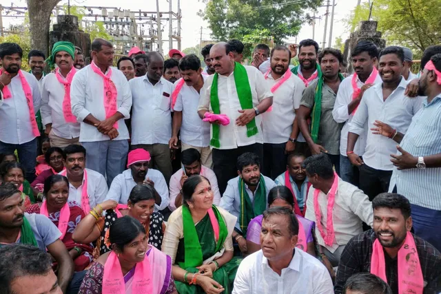 కరెంటు కోతలపై రాస్తారోక