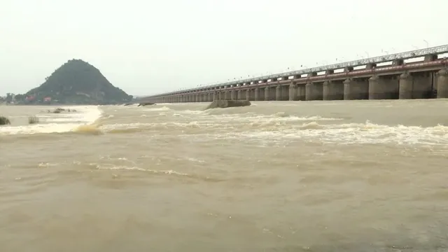కృష్ణానదిలో పెరిగిన వరద ఉధృతి
