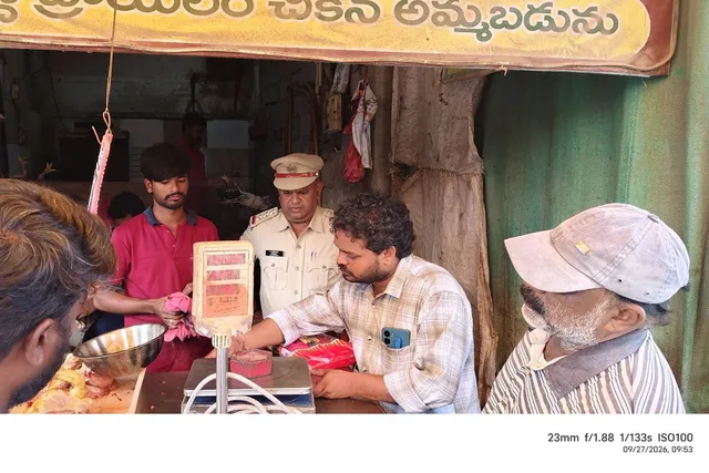 తూకాల్లో అక్రమాలకు చెక్.. మార్కెట్‌లో అధికారుల ఆకస్మిక తనిఖీలు