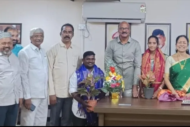 ఏమ్మెల్యే గణబాబును మర్యాదపూర్వకంగా కలిసిన పూర్వ విద్యార్థులు ఏమ్మెల్యే గణబాబును మర్యాదపూర్వకంగా కలిసిన పూర్వ విద్యార్థులు