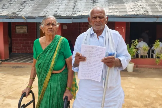 ఇంటి నుంచి వెళ్లగొడుతున్నారంటూ ఆర్డీవోకు వినతి ఇంటి నుంచి వెళ్లగొడుతున్నారంటూ ఆర్డీవోకు వినతి