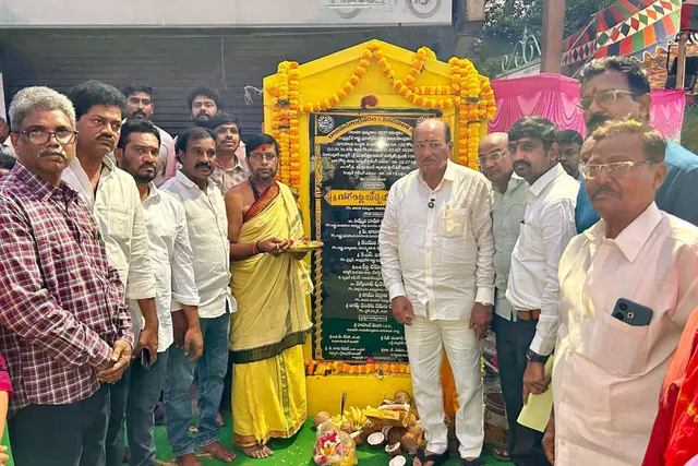 రాజమహేంద్రవరంలో సెంట్రింగ్ లైట్ పనులకు శంకుస్థాపన