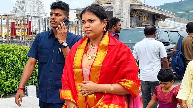 திருப்பதி ஏழுமலையான் கோயிலில் அமைச்சர் கீர்த்தனா தரிசனம்
