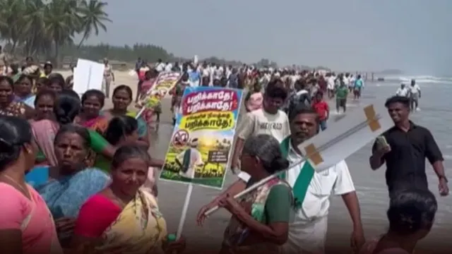 சிப்காட் விரிவாக்கத்திற்கு எதிர்ப்பு.. கடலில் இறங்கி பொதுமக்கள் போராட்டம்