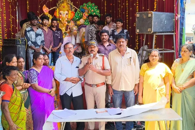 అన్నదానాన్ని ప్రారంభించిన ఎస్.ఐ రెహమాన్
