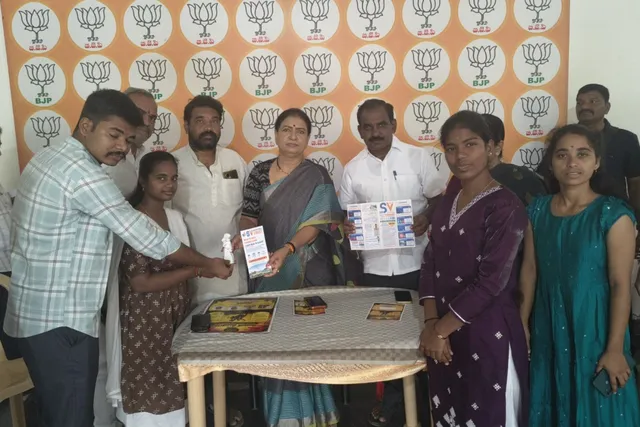 ఎంపీ డీకే అరుణను కలిసిన SV చారిటబుల్ ట్రస్ట్ ప్రతినిధులు