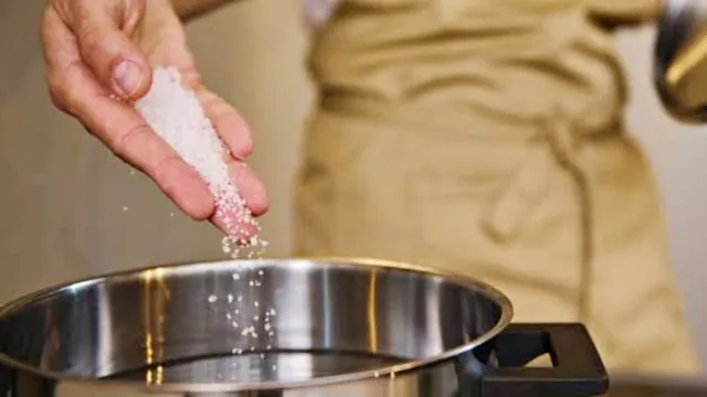 அதிக உப்பு உட்கொள்வதால் நமது உடலில் ஏற்படும் பாதிப்புகள்