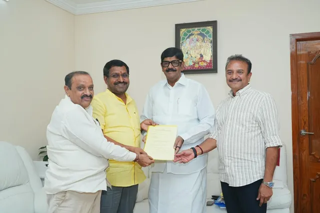 ఆనం రామనారాయణరెడ్డిని కలిసిన టీడీపీ నేతలు ఆనం రామనారాయణరెడ్డిని కలిసిన టీడీపీ నేతలు