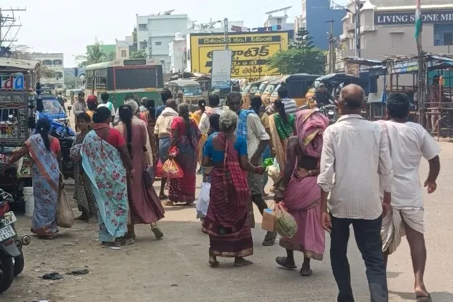 ఆగని ఆర్టీసీ బస్సులతో అవస్థలు పడుతున్న ప్రయాణికులు ఆగని ఆర్టీసీ బస్సులతో అవస్థలు పడుతున్న ప్రయాణికులు