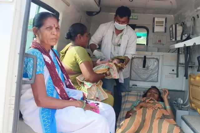 అంబులెన్స్లోనే ప్రసవం.. తల్లి, బిడ్డ క్షేమం అంబులెన్స్లోనే ప్రసవం.. తల్లి, బిడ్డ క్షేమం