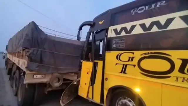 లారీని ఢీకొట్టిన బస్సు.. తప్పిన పెను ప్రమాదం