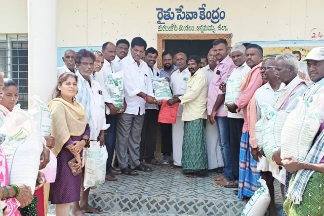 ముదివేడులో రైతులకు సబ్సిడీ ఉలవ విత్తనాల పంపిణీ