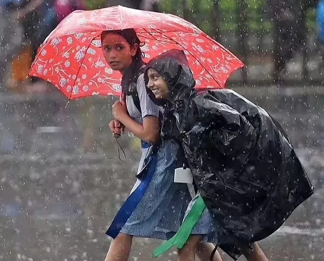 భారీ వర్షాలు.. ఈ జిల్లాల్లో స్కూళ్లకు సెలవు