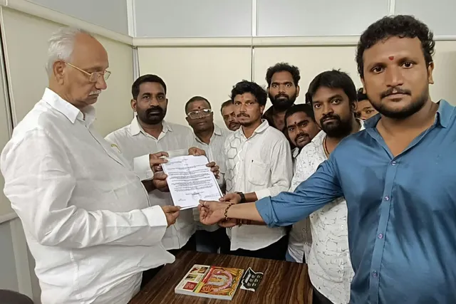 కార్పొరేట్ సెలూన్లను అరికట్టాలని ఎమ్మెల్యేకు వినతి కార్పొరేట్ సెలూన్లను అరికట్టాలని ఎమ్మెల్యేకు వినతి
