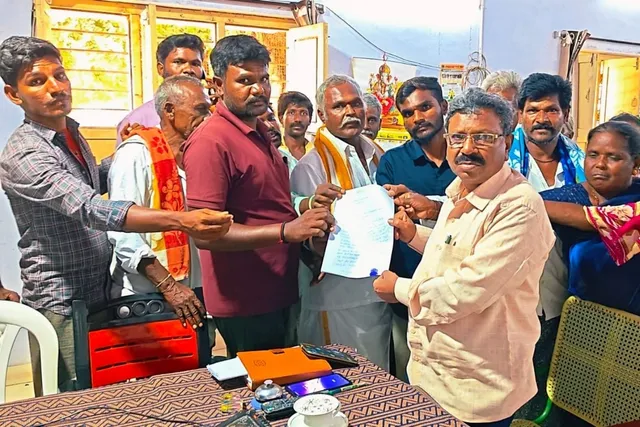 పొలాలకు వెళ్లేందుకు రస్తా చూపించండి