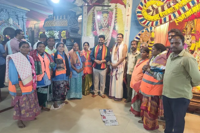 నిజాంపేట్‌లో ఘనంగా దసరా కానుకల పంపిణీ