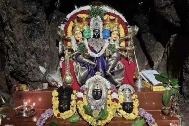 గాయత్రీ దేవిగా దర్శనం ఇస్తున్న తలుపులమ్మ