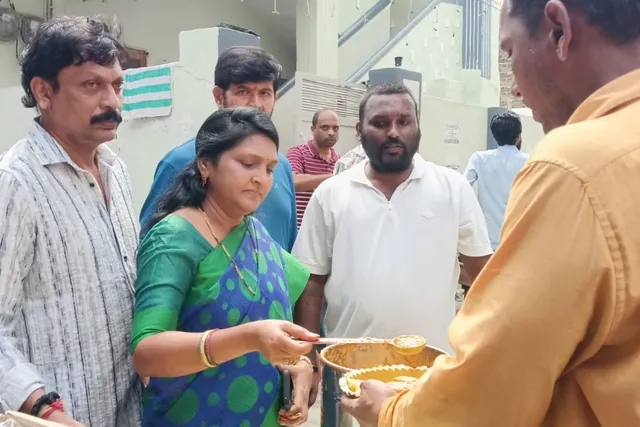 అన్నదాన కార్యక్రమంలో పాల్గొన్న మెదక్ మున్సిపల్ చైర్ పర్సన్