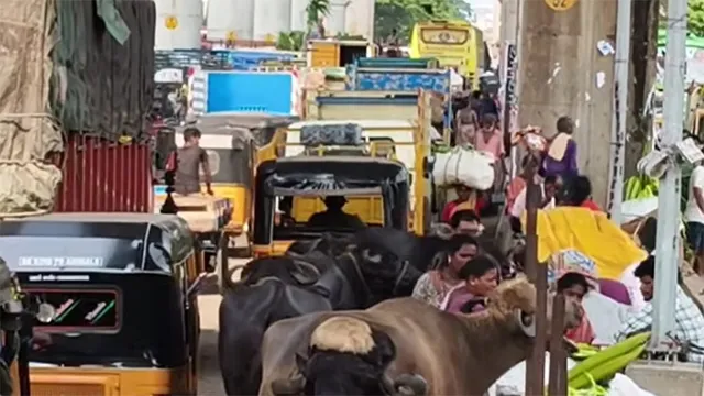 கோயம்பேடு சந்தையில் மக்கள் கூட்டம்: கடும் போக்குவரத்து நெரிசல்