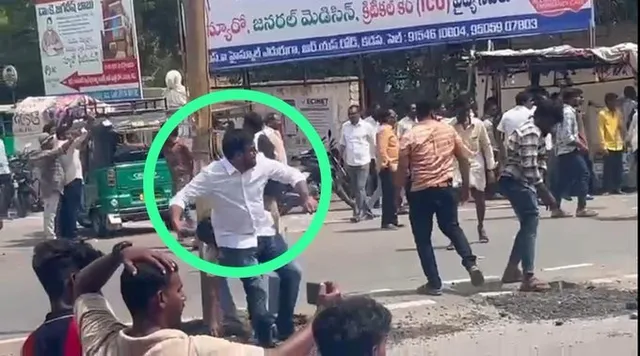 కడపలో నామినేషన్ కేంద్రాల వ‌ద్ద‌ ఉద్రిక్తత