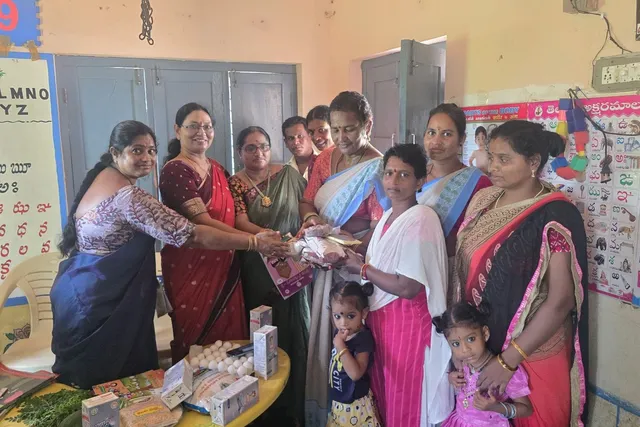 అంగన్వాడీ చిన్నారులకు పండ్లు, స్వీట్లు పంపిణీ
