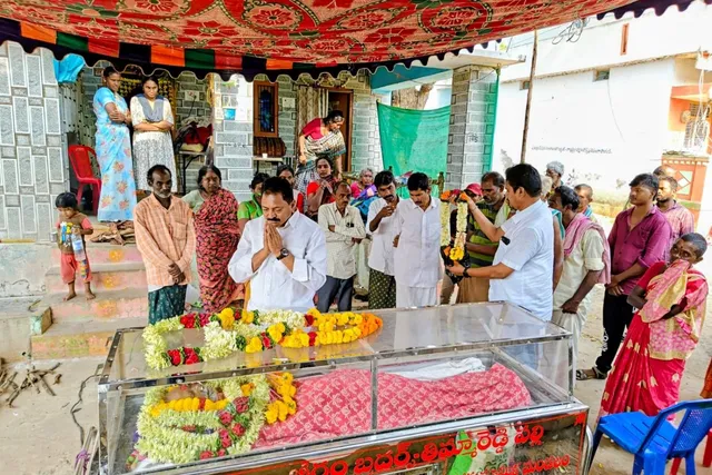 చిన్న బాల గురయ్య భౌతికకాయానికి నివాళులర్పించిన విశ్వనాథరెడ్డి