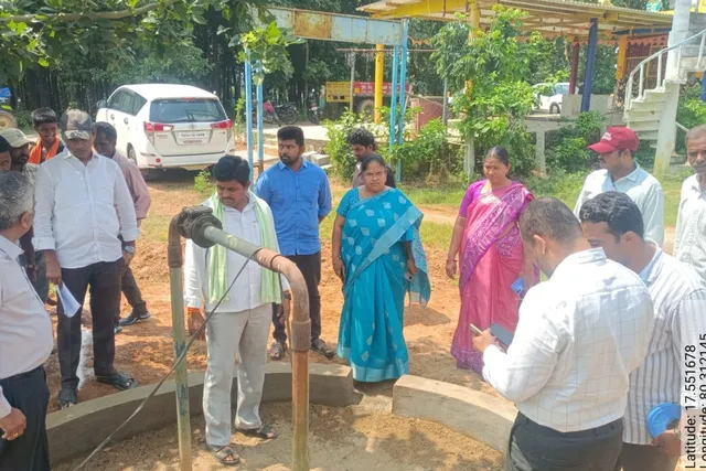 బోర్వెల్ రీఛార్జ్ పనులను పరిశీలించిన పి.డి శ్రీరామ్
