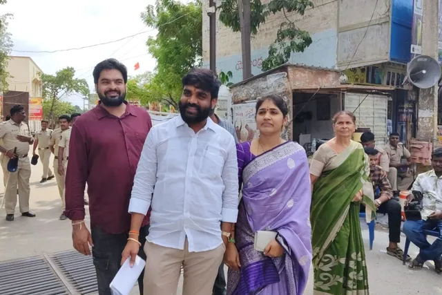 ఆదోని మున్సిపల్ ఎన్నికల బరిలో ప్రణీతకు మద్దతు ఆదోని మున్సిపల్ ఎన్నికల బరిలో ప్రణీతకు మద్దతు