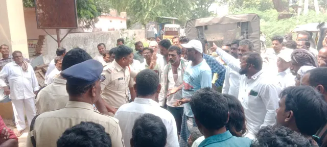 నందిపాడు జడ్పీహెచ్‌ఎస్‌లో ఉద్రిక్తత.. .చైర్మన్ ఎన్నికలు వాయిదా