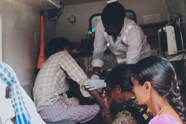 ప్రైవేట్ బస్సు - బైక్ ఢీ.. పలువురికి గాయాలు! ప్రైవేట్ బస్సు - బైక్ ఢీ.. పలువురికి గాయాలు!