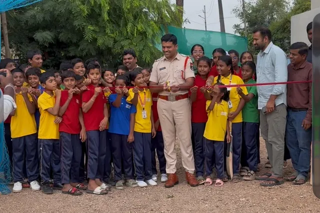 విద్యార్థులు చదువుతో పాటు క్రీడల్లోను రాణించాలి : ఎస్ఐ