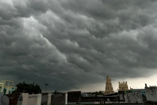 కురవి ఆలయాన్ని కమ్మేసిన మేఘాలు కురవి ఆలయాన్ని కమ్మేసిన మేఘాలు