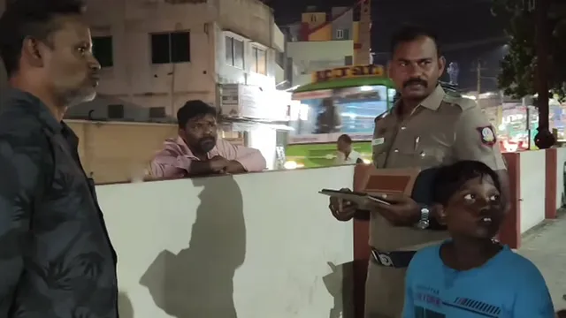 தாயை பேச வைக்க காவல் நிலையம் சென்ற சிறுவன் தாயை பேச வைக்க காவல் நிலையம் சென்ற சிறுவன்