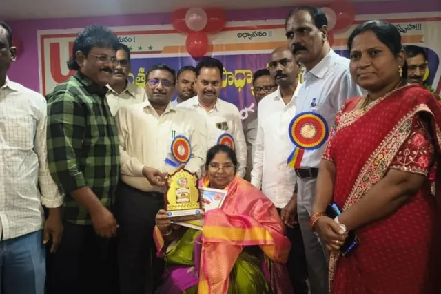 పీఎంహెచ్‌ఎస్ ప్రధానోపాధ్యాయురాలు మేరీ జోన్స్‌కు జిల్లా ఉత్తమ అవార్డు