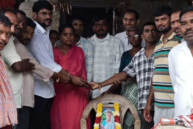 మృతురాలి కుటుంబానికి ఆర్థిక సహాయం అందజేత